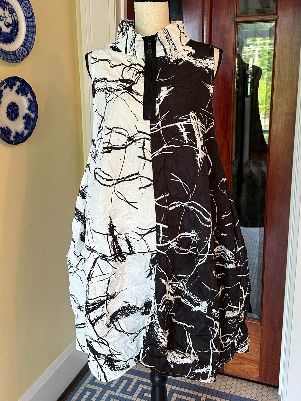 Kozan | Audrey Day/Night Dress Black White Abstract Crinkle Bubble Midi, Size XS